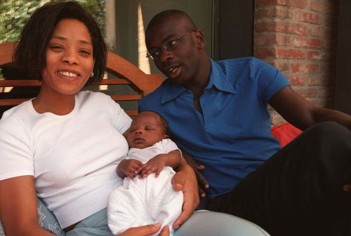 Sandra și Lilian Thuram, împreună cu bebelușul Marcus, după titlul mondial câștigat de fundașul francez în 1998