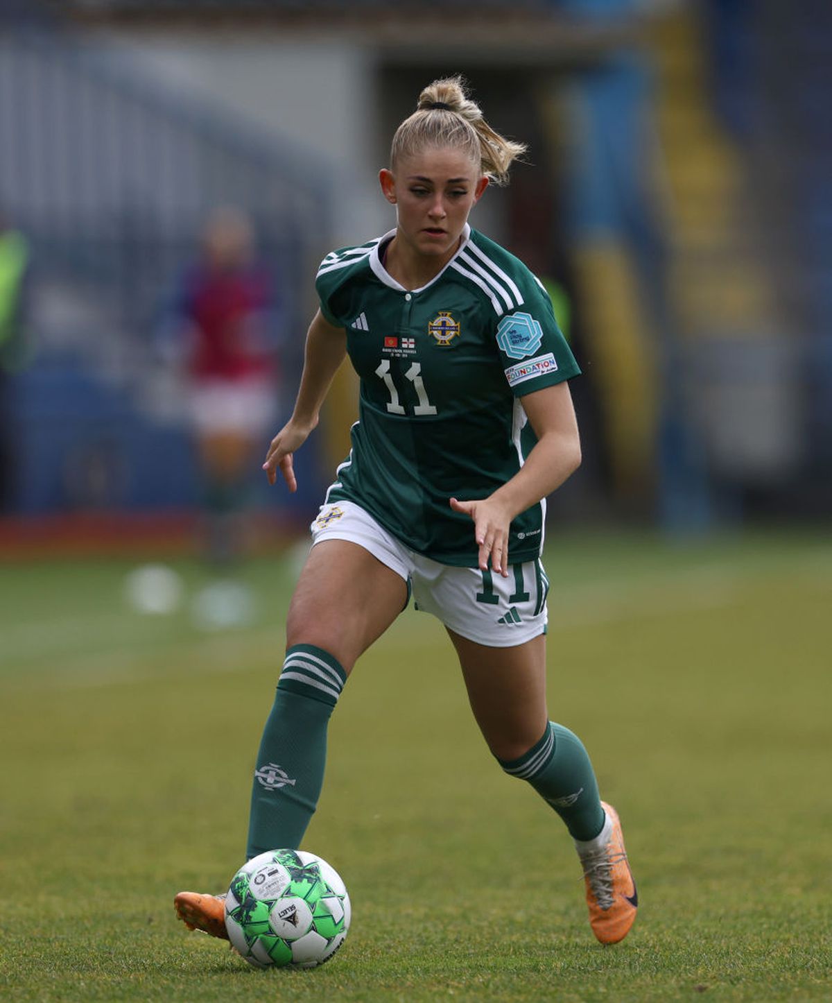 A venit la București și a făcut ravagii pe Arcul de Triumf » Ea a exasperat toate româncele