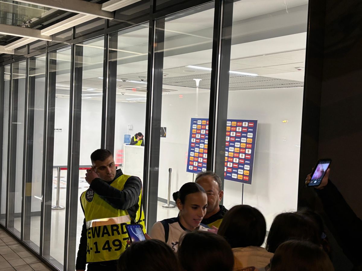 Jucătoarele au venit la suporteri, au luat copiii în brațe, au dat autografe