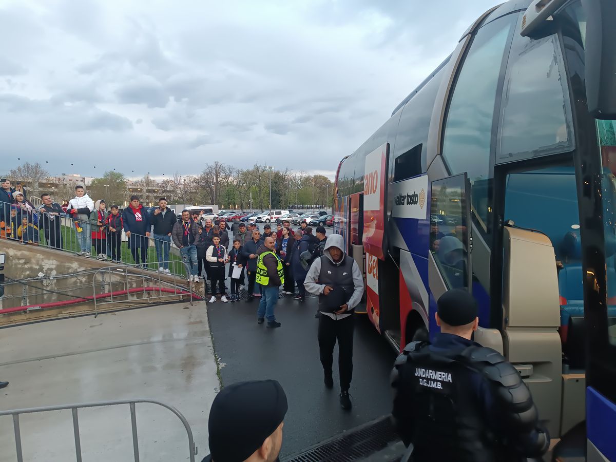 Ce urmărea MM Stoica pe tabletă, înainte de FCSB - U Cluj » Imaginile surprinse de reporterii GSP