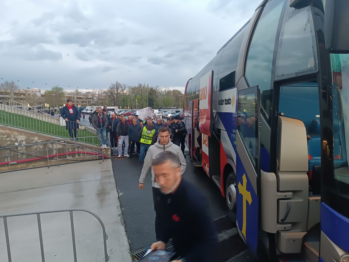 Ce urmărea MM Stoica pe tabletă, înainte de FCSB - U Cluj » Imaginile surprinse de reporterii GSP