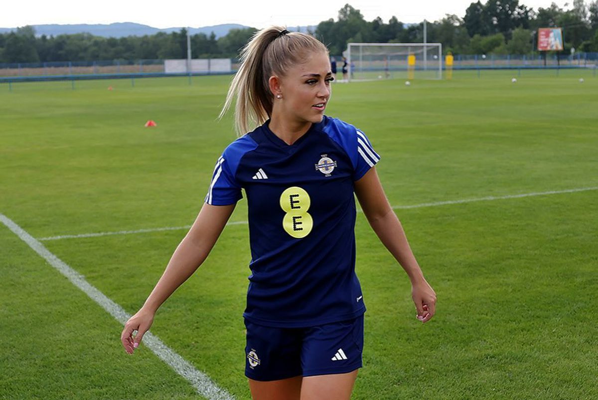 A venit la București și a făcut ravagii pe Arcul de Triumf » Ea a exasperat toate româncele