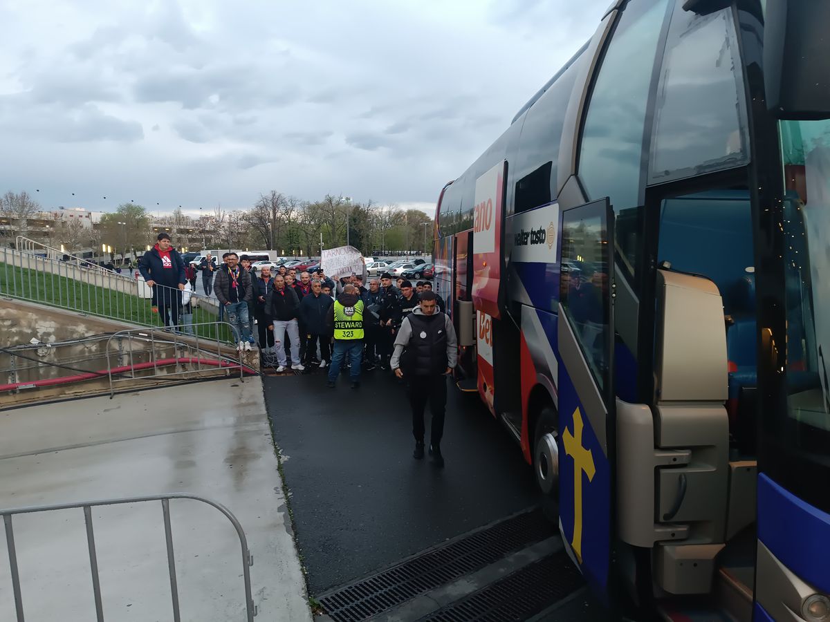 Ce urmărea MM Stoica pe tabletă, înainte de FCSB - U Cluj » Imaginile surprinse de reporterii GSP