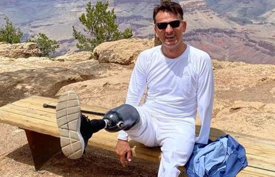 „Bătăi multe, hrană puțină” » Viața îndârjită a lui Costel Pîrnău, crescut în „orfelinatul groazei”, fără picioare și fără un braț, dar care escaladează, sare cu parașuta și a pus ochii pe Kilimanjaro: „Doctorii mi-au spus: «Inima ta bate pe uscat»”