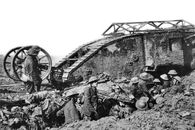 Declarat mort în bătălia de pe Somme, un scriitor genial, cu 8 copii, a supraviețuit bullyingului prin sport: „Așa rămâi lucid în haos. La fel e și cu poezia”