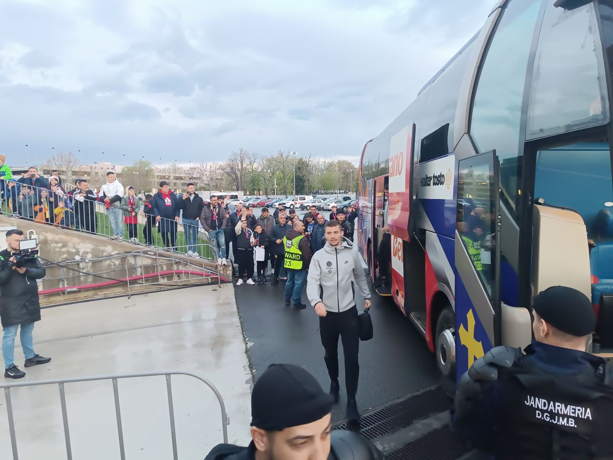 Ce urmărea MM Stoica pe tabletă, înainte de FCSB - U Cluj » Imaginile surprinse de reporterii GSP