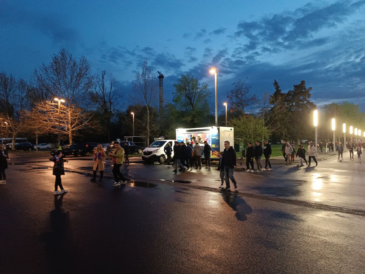 Ce urmărea MM Stoica pe tabletă, înainte de FCSB - U Cluj » Imaginile surprinse de reporterii GSP