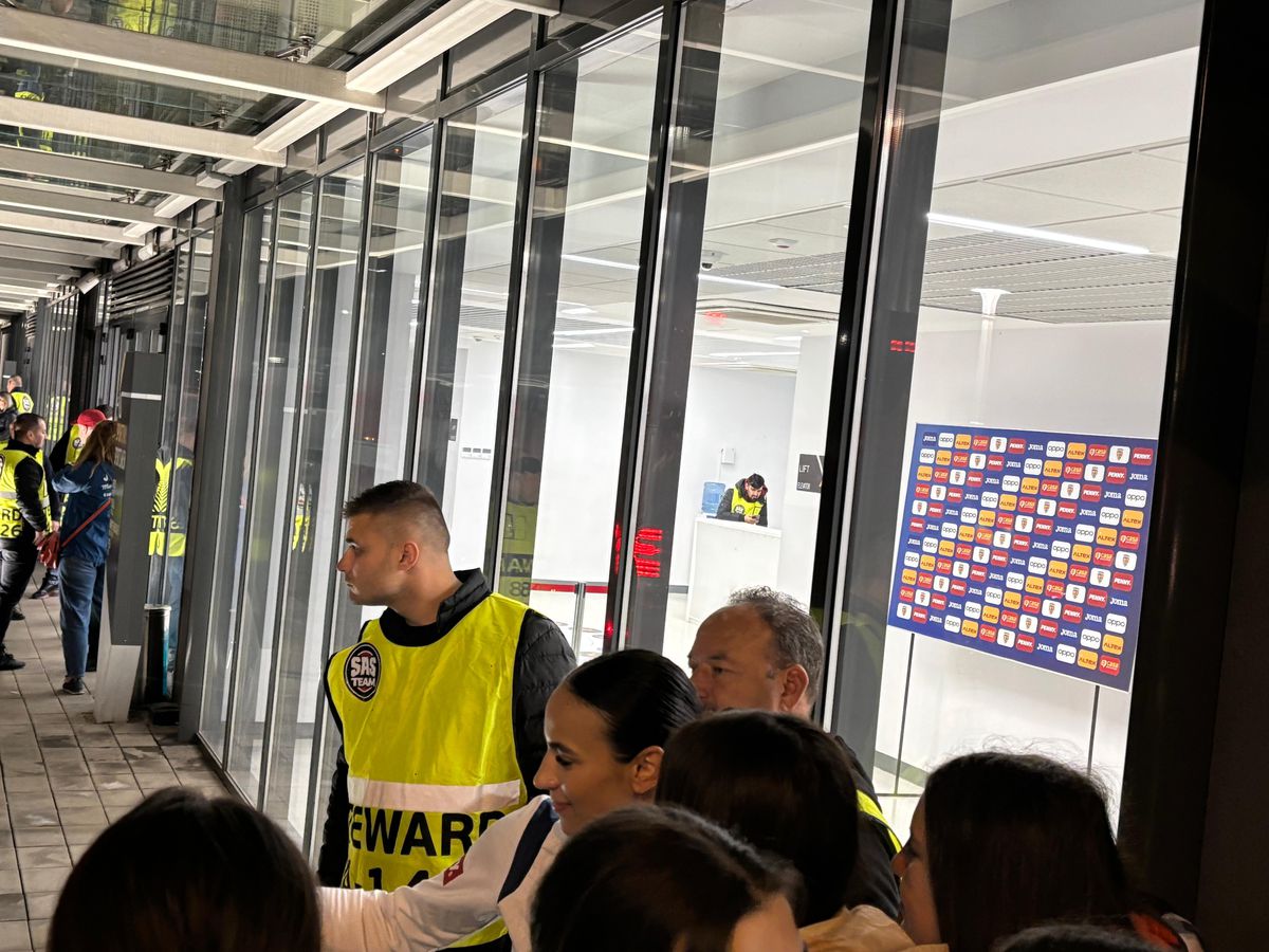 Jucătoarele au venit la suporteri, au luat copiii în brațe, au dat autografe