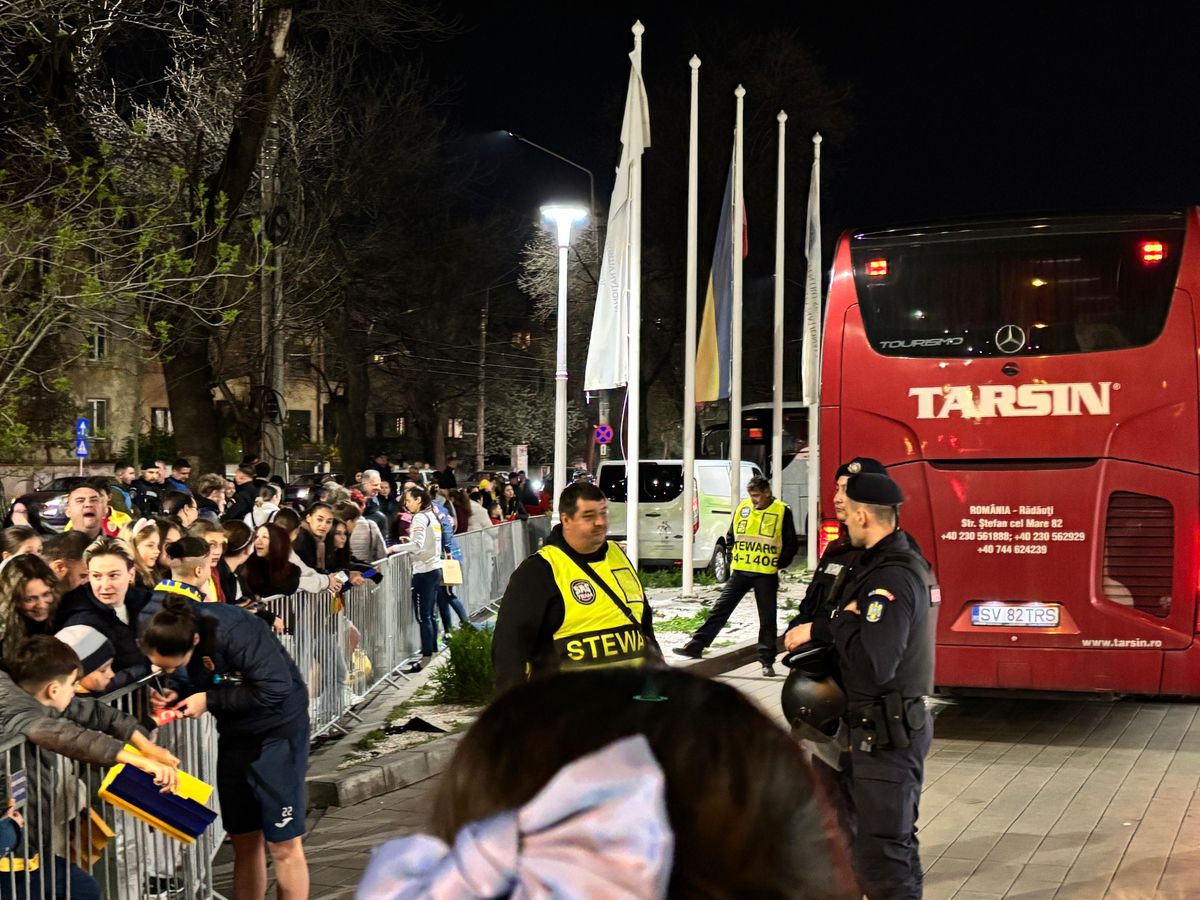 Jucătoarele au venit la suporteri, au luat copiii în brațe, au dat autografe
