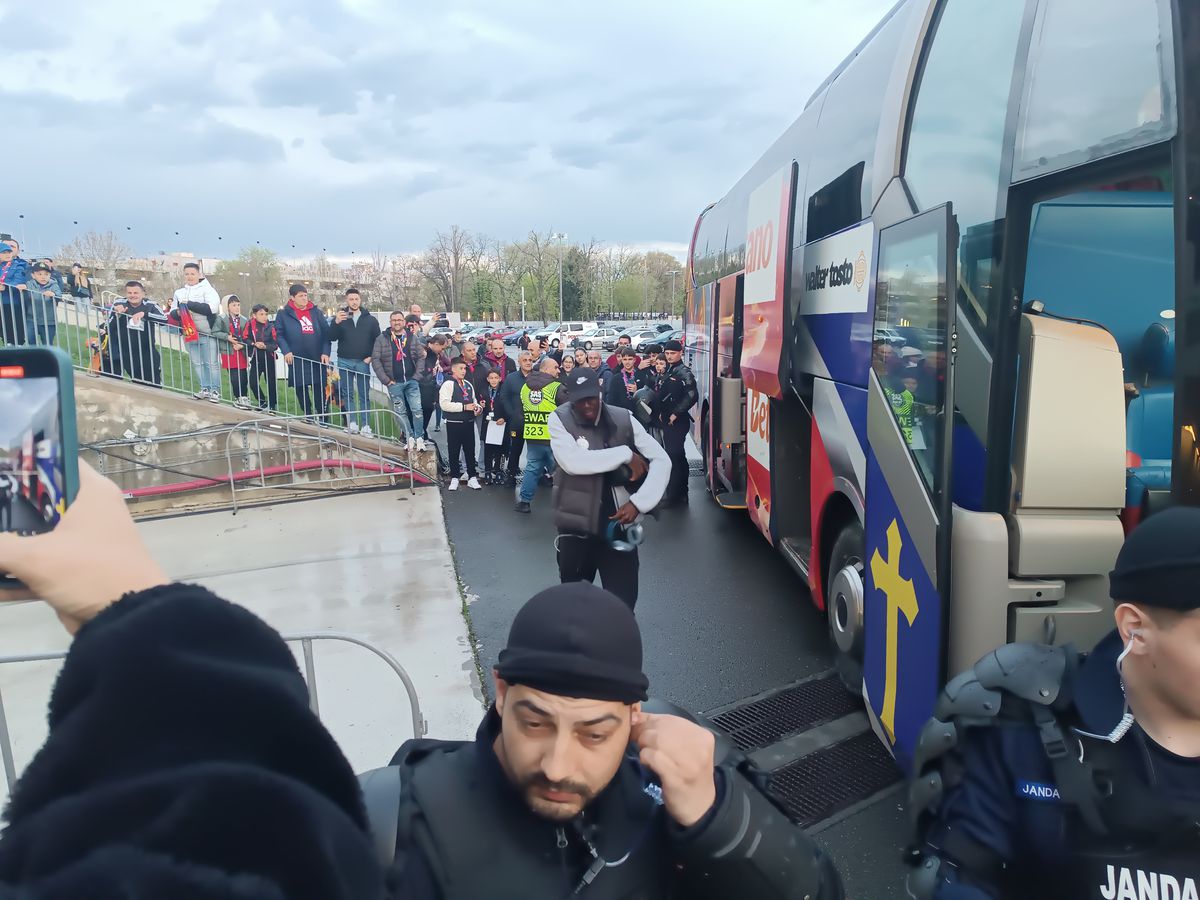 Ce urmărea MM Stoica pe tabletă, înainte de FCSB - U Cluj » Imaginile surprinse de reporterii GSP