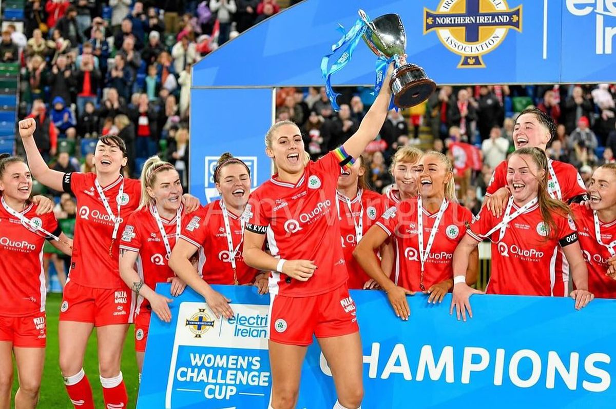 A venit la București și a făcut ravagii pe Arcul de Triumf » Ea a exasperat toate româncele