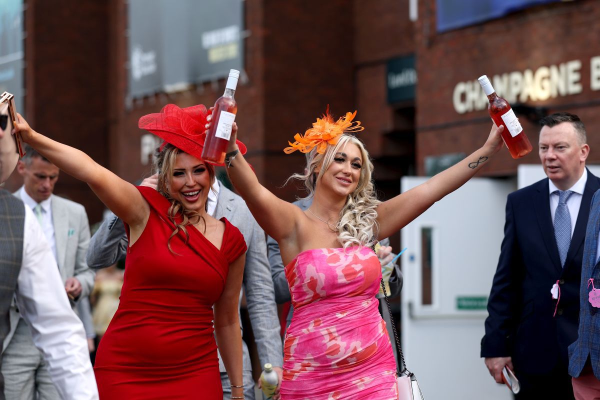 Britanicii știu să petreacă! În ce au transformat cea mai așteptată competiție sportivă a săptămânii