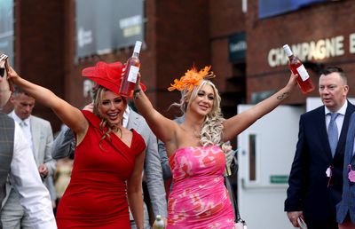 Britanicii știu să petreacă! În ce au transformat cea mai așteptată competiție sportivă a săptămânii