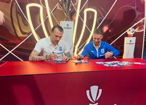 Fotbaliștii Universității Craiova, alături de trofeul Superligii: „Peste o lună și jumătate va fi al nostru”