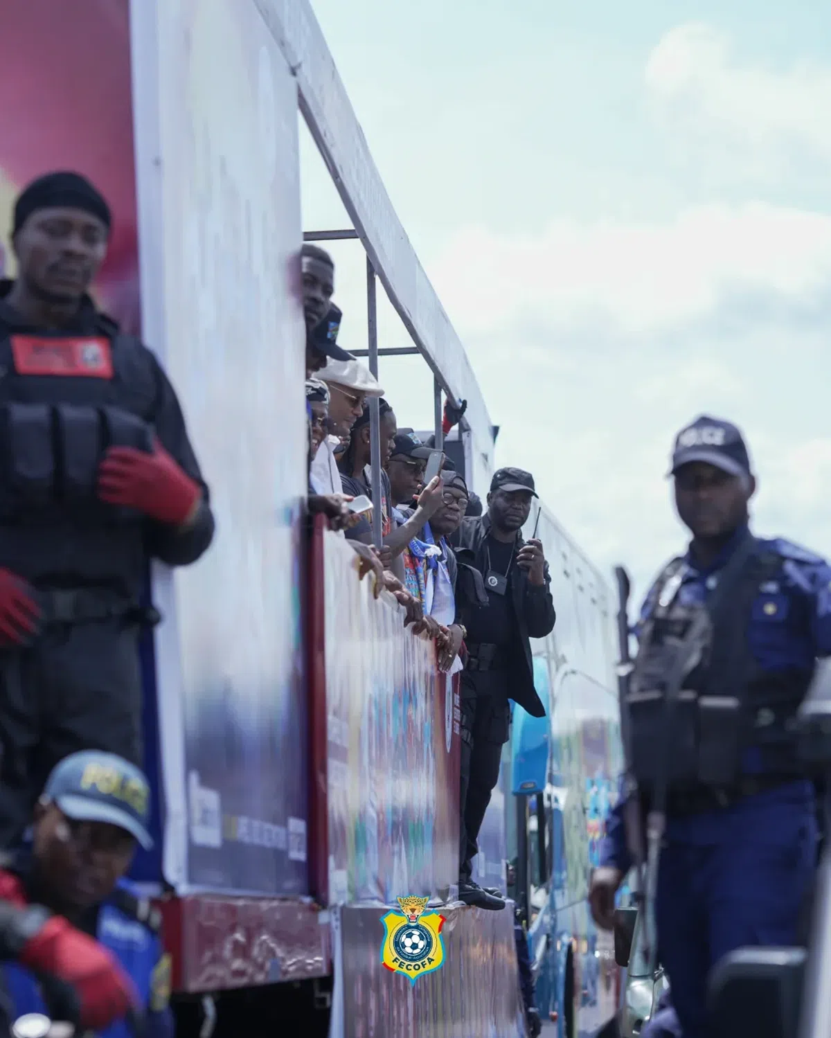 La 5 zile după calificarea la Mondial, jucătorii încă sărbătoresc cu zeci de mii de oameni pe străzi! Plângere oficială la FIFA: „Federația i-a blocat acolo!”