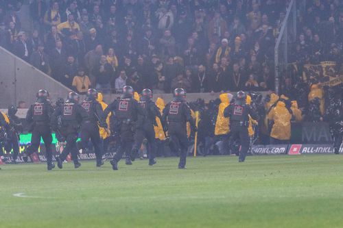Polițiștii îi gonesc în tribune pe ultrașii lui Dynamo Dresda / Foto: Imago