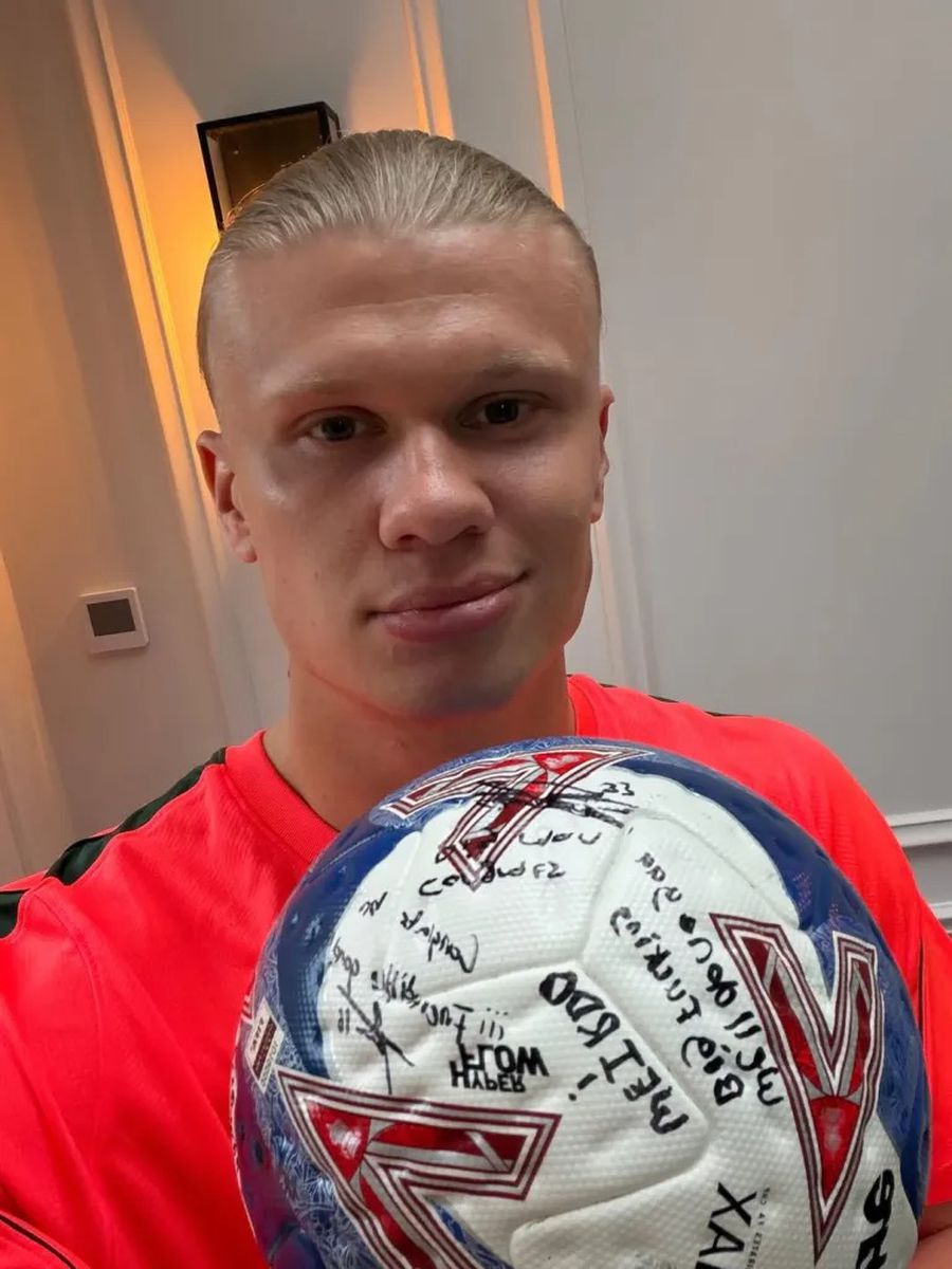 „Ciudat” » Mesajul primit de Erling Haaland pe mingea meciului cu Liverpool