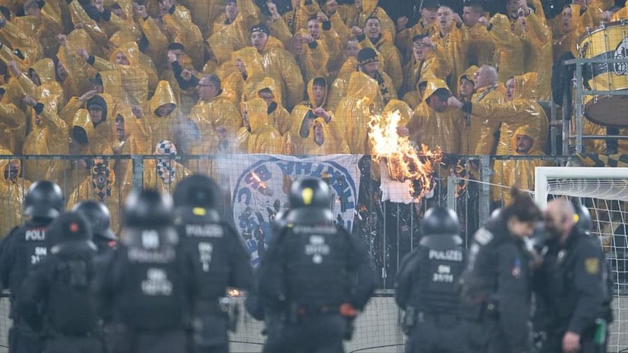 Ultrașii lui Dynamo Dresda au dat foc steagului celor de la Hertha / Foto: captură Scandal XXL la Dresda! Ciocniri violente, poliția a intervenit în forță » De la ce a plecat totul