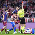 Gerard Martin este eliminat, dar ulterior cartonașul roșu va fi schimbat într-unul galben / Foto: Imago
