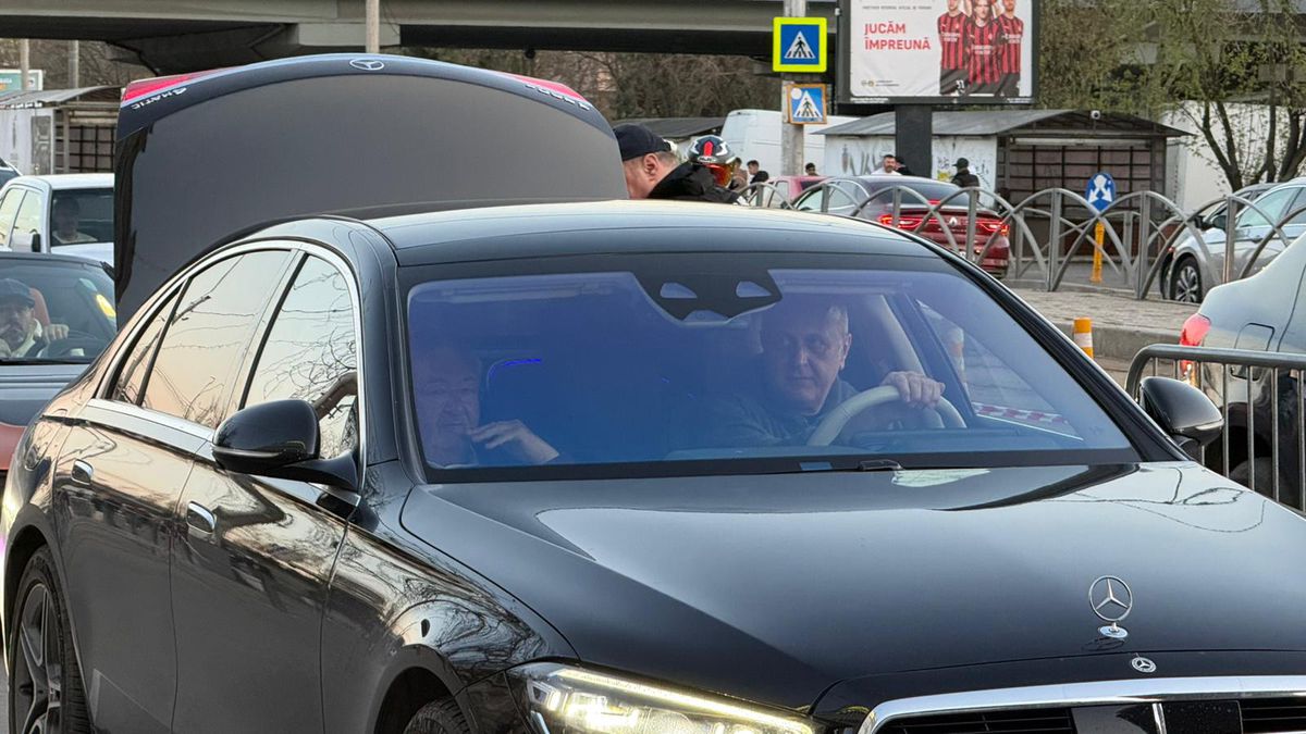 8 detalii de la Rapid - U Cluj » Scandări împotriva Legii 4, gest special pentru Mircea Lucescu + noul „transfer” la primul meci