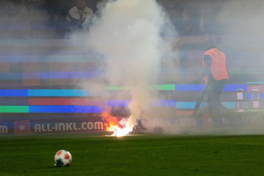 Stadionul de la Dresda dispare încet, încet în fumul artificiilor lansate din tribune / Foto: Imago Scandal XXL la Dresda! Ciocniri violente, poliția a intervenit în forță » De la ce a plecat totul