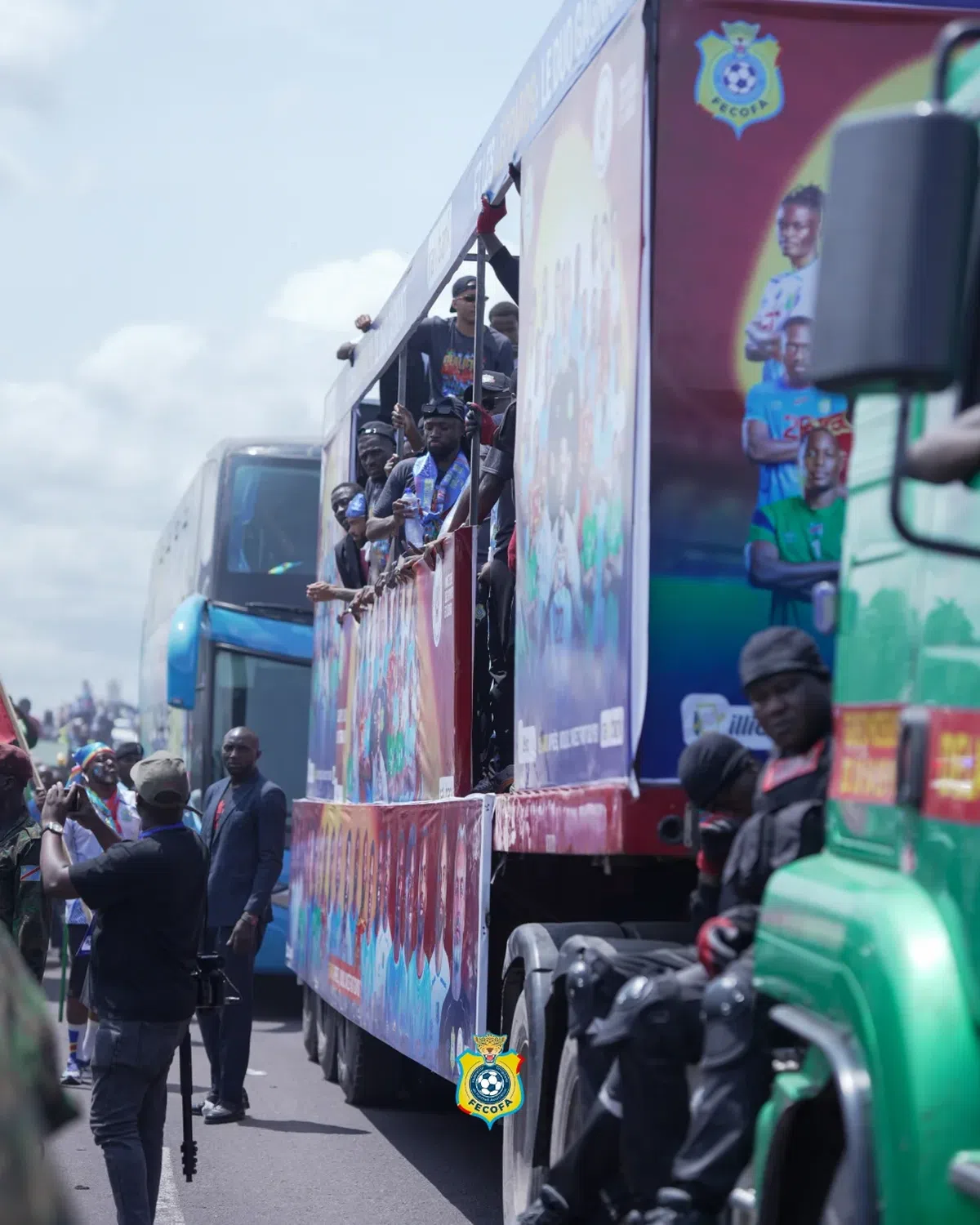 La 5 zile după calificarea la Mondial, jucătorii încă sărbătoresc cu zeci de mii de oameni pe străzi! Plângere oficială la FIFA: „Federația i-a blocat acolo!”