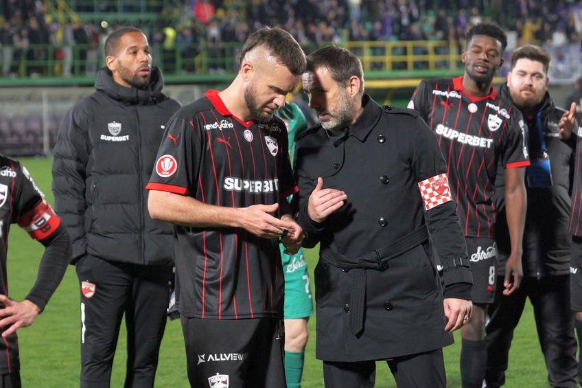 Zeljko Kopic, în dialog cu George Pușcaș, după FC Argeș - Dinamo 1-1, Eddy Gnahore în plan secundar // foto: Andrei Furnigă (GSP)