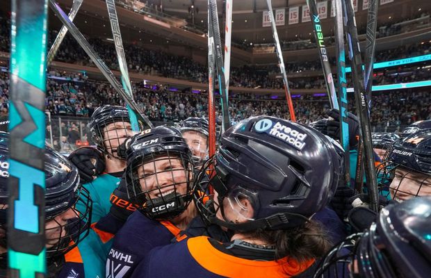 Un nou record în hocheiul feminin » Niciodată nu au mai asistat atâția spectatori la un meci al fetelor