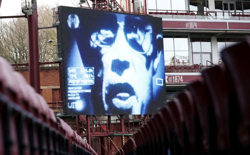 Big Brother pe stadioanele din România, fotomontaj generat cu ajutorul Gemini