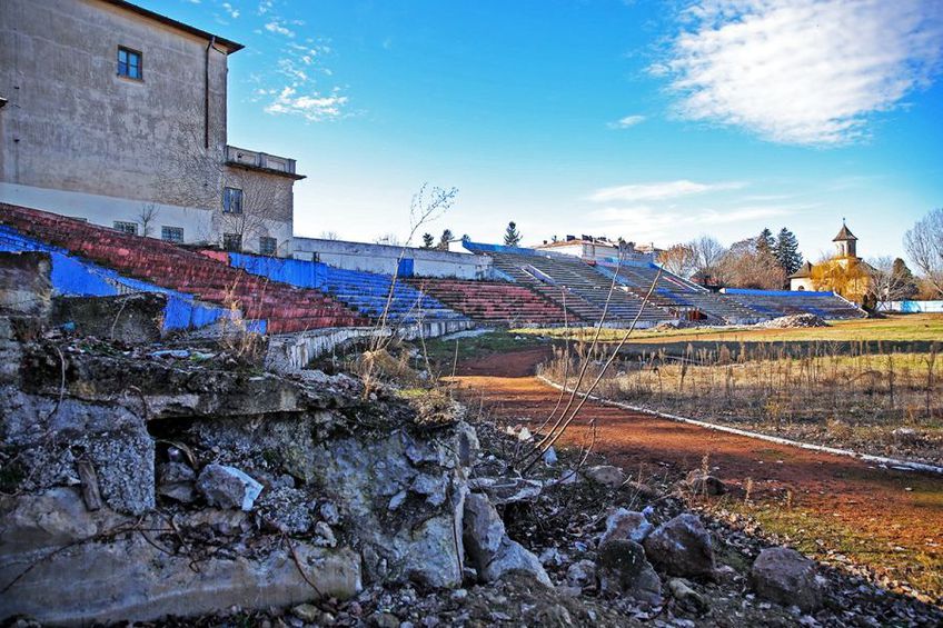 Nu se cunoaște data la care stadionul din Târgoviște va fi în cele din urmă gata. Sursă foto: Vlad Chirea (Libertatea)