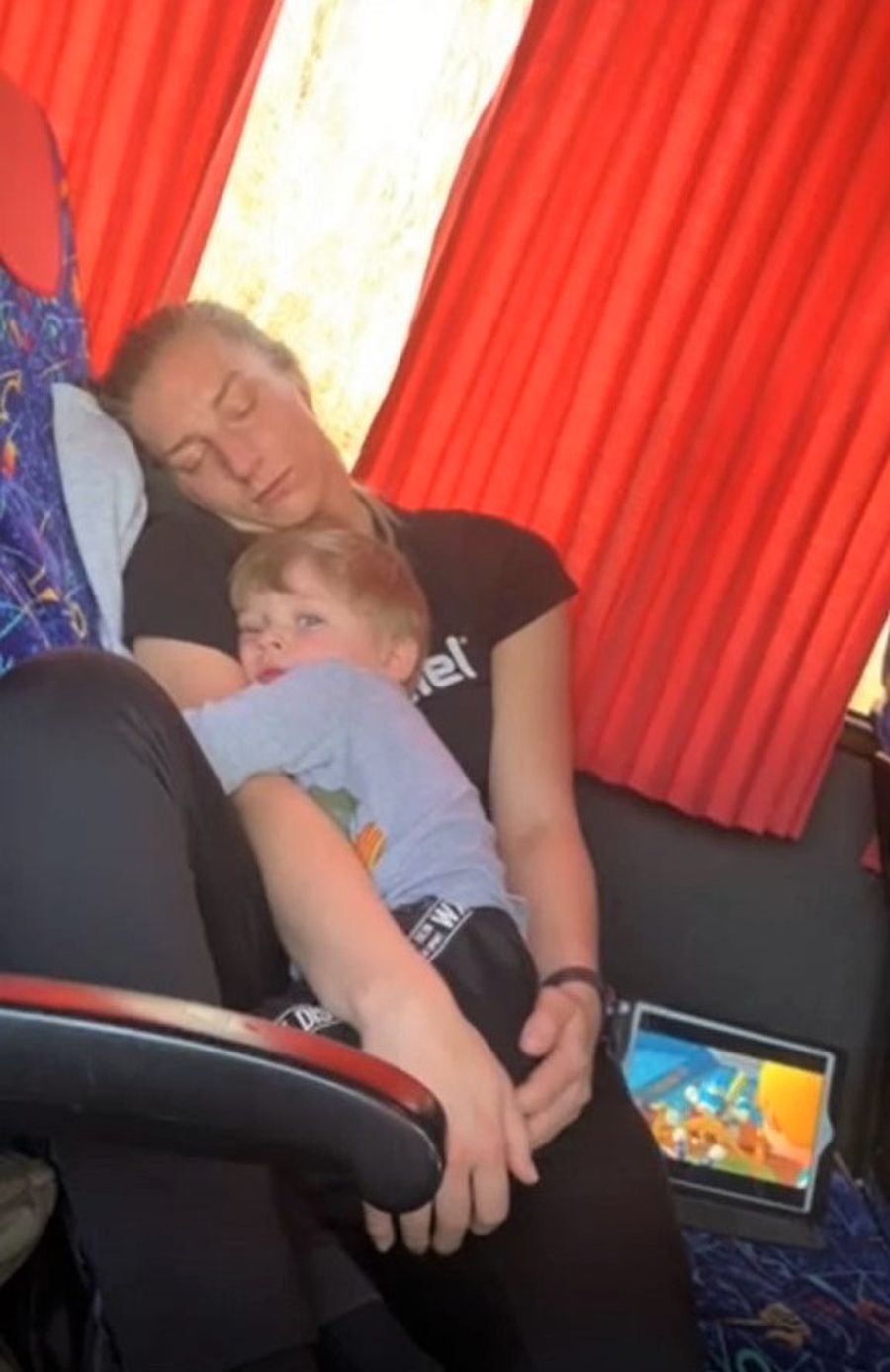 Micuțul Wilton doarme pe mama sa în drum spre un nou meci al Minaurului Sacrificiu de mamă » Povestea suedezei Linn Blohm, cel mai bun pivot din lume, care evoluează la Minaur Baia Mare