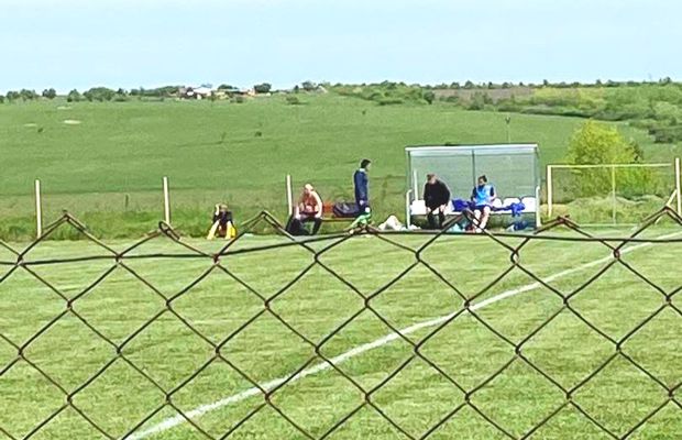 Un observator de Liga 2, surprins într-o postură indecentă la un meci din campionatul județean: „Nu m-am gândit că mă va fotografia cineva”