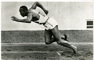 Jesse Owens, atletul american care a câștigat patru medalii de aur la Jocurile Olimpice de la Berlin și l-a sfidat pe Adolf Hitler