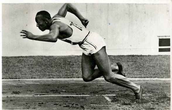 Jesse Owens, atletul american care a câștigat patru medalii de aur la Jocurile Olimpice de la Berlin și l-a sfidat pe Adolf Hitler
