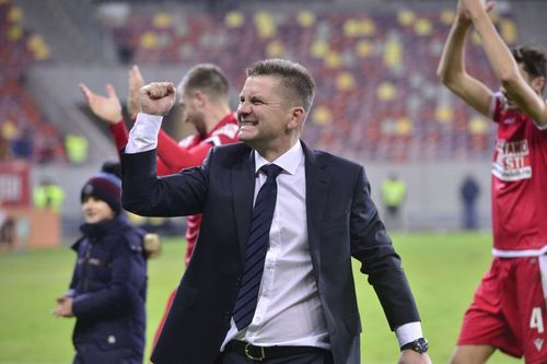 Dinamo a învins-o pe Poli Iași, scor 2-1, și părăsește zona locurilor retrogradabile din play-out. Dusan Uhrin Jr. (53 de ani) și-a felicitat elevii, dar le transmite să rămână cu picioarele pe pământ.