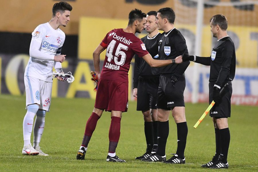 Istvan Kovacs (al doilea din dreapta) a fost mereu considerat arbitrul de casă al lui CFR Cluj Adrian Porumboiu face o analiză dură a arbitrajului din Liga 1: „Înainte făceau mizerii direcționați de șefi! Acum își fac singuri de cap!”