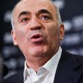 22 de ani avea Kasparov în 1985 când a cucerit titlul mondial învingându-l pe Anatoli Karpov. Era cel mai tânăr campion mondial din istoria șahului