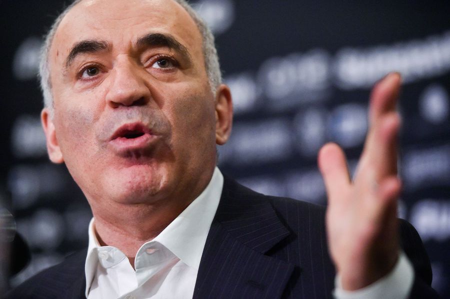 22 de ani avea Kasparov în 1985 când a cucerit titlul mondial învingându-l pe Anatoli Karpov. Era cel mai tânăr campion mondial din istoria șahului Garry Kasparov, interviu-eveniment: „Europa a ratat șansa unui cvasistat cu milioane de ruși, care ar fi întors războiul!” + „Ce se întâmplă la București salvează istoria șahului clasic”