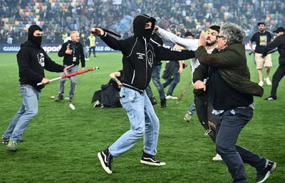 Tragedie la Napoli » Un tânăr, împușcat mortal în timpul sărbătorii pentru titlu și alți peste 200 de răniți + Scene șocante pe stadion. Atacați cu bastoane și curele!