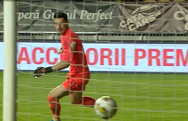„Eroare monumentală!” » Cea mai mare gafă văzută în play-out: greșeala copilărească a portarului i-a costat scump + explicația oferită la final