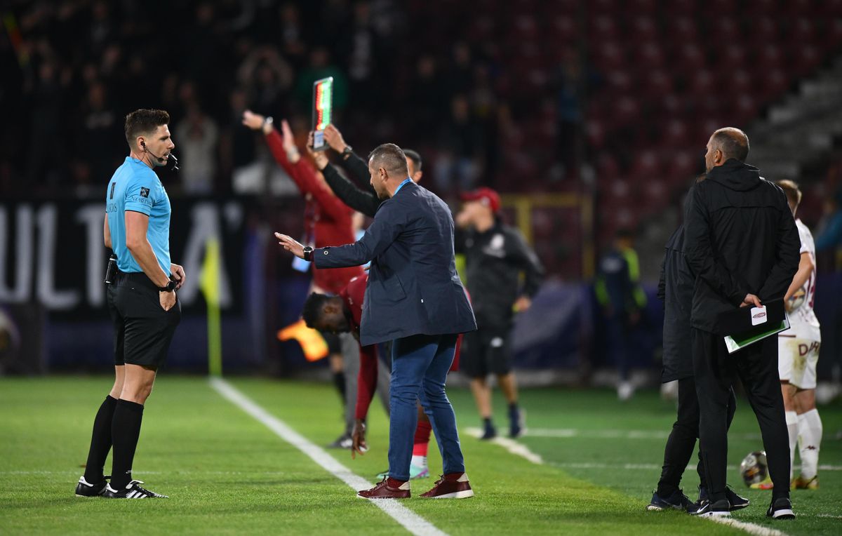 Primul meci, primul cartonaș » Criză de nervi a lui Dan Petrescu la CFR Cluj - Rapid