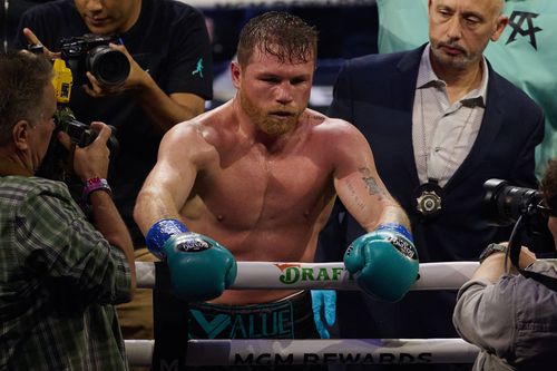 Canelo Alvarez (33 de ani) l-a învins prin decizie unanimă pe Jaime Munguia (27 de ani) și a rămas în posesia centurilor unificate la categoria supermijlocie.