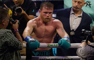 Canelo și-a păstrat centurile unificate la supermijlocie! Momentul care a schimbat soarta luptei cu invincibilul Munguia