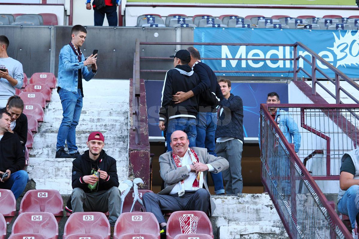 Mesajul apărut în locul galeriei Rapidului la meciul cu CFR Cluj, în timp ce Șucu își ocupa locul la „oficială”