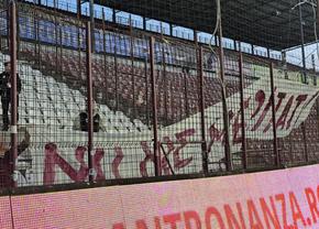 Mesajul apărut în locul galeriei Rapidului la meciul cu CFR Cluj, în timp ce Șucu își ocupa locul la „oficială”