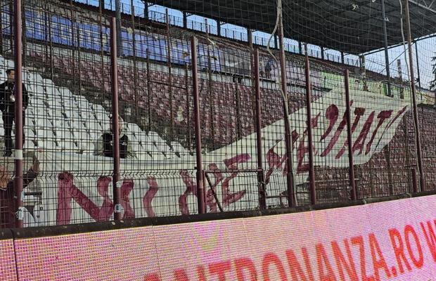 Mesajul apărut în locul galeriei Rapidului la meciul cu CFR Cluj, în timp ce Șucu își ocupa locul la „oficială”