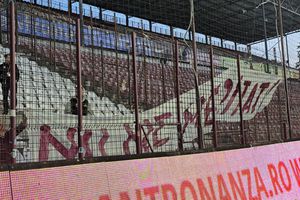 Mesajul apărut în locul galeriei Rapidului la meciul cu CFR Cluj, în timp ce Șucu își ocupa locul la „oficială”