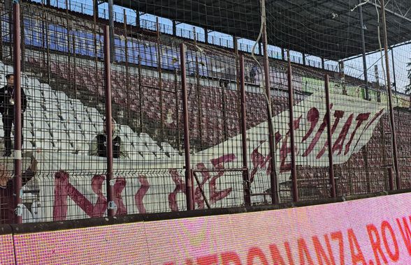 Mesajul apărut în locul galeriei Rapidului la meciul cu CFR Cluj, în timp ce Șucu își ocupa locul la „oficială”