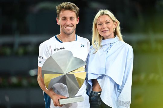 Casper Ruud și logodnica lui, Maria Galligani, și trofeul de la Madrid Foto: Imago Images
