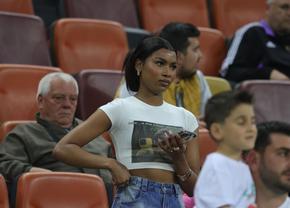 Soția lui Ngezana a atras din nou toate privirile pe Arena Națională » Cum a apărut la derby: detaliile surprinse în tribune